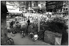 403337 Afbeelding van de fietsenstalling op de noordwestelijke hoek van het Vredenburg te Utrecht.